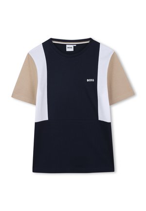 T-shirt bleu marine sombre avec des sections en blocs de couleur beige et blanche. Col rond, manches courtes, présentant un petit logo "BOSS" sur la poitrine. Matière en coton.