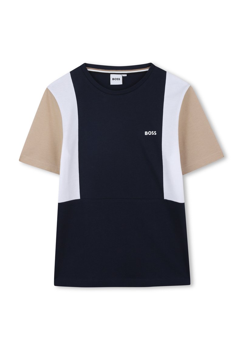 Camiseta oscura de color navy con secciones en bloque de color beige y blanco. Cuello redondo, mangas cortas, con un pequeño logo "BOSS" en el pecho. Material de algodón.