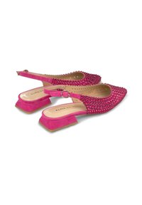 Scarpe slingback in suede rosa con decorazioni di strass, punta affilata e tacco basso a blocco. Dotate di una fascia regolabile per una vestibilità sicura.