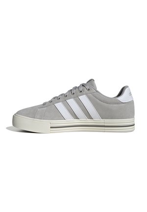 Szary zamszowy sneaker z białymi paskami, białą taśmą na pięcie oraz grubą białą podeszwą z poziomymi szarymi liniami, przedstawiony z profilu bocznego.