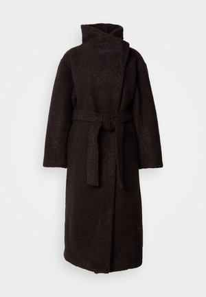 Cappotto lungo nero, stile avvolgente, realizzato in tessuto testurizzato con colletto alto e cintura annodata in vita. Presenta maniche ampie e un orlo dritto.
