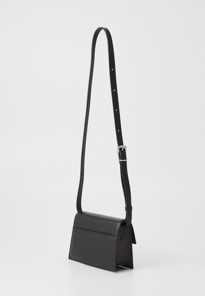 Borsa a tracolla nera in pelle con forma rettangolare, tracolla regolabile e patta anteriore. Texture liscia con design minimalista.