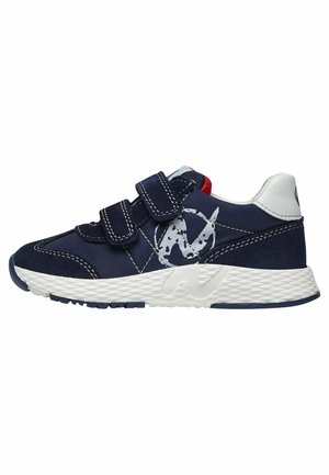 Sneaker blu con accenti bianchi, cinturini in Velcro e suola testurizzata. Presenta un logo in un colore contrastante e dettagli di cucitura a contrasto.