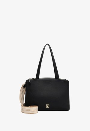 Sac à main en cuir noir avec une finition texturée, doté d'une fermeture éclair et de poignées doubles. Accentué par une bandoulière tissée et un logo doré.