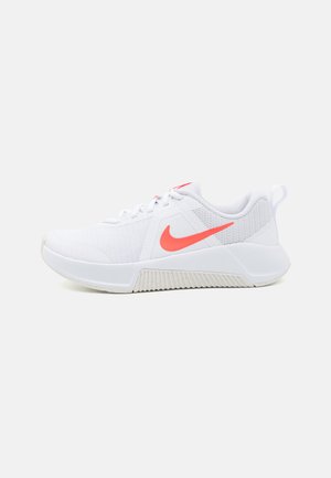 Witte sportieve schoen met een bovenwerk van mesh, rode Nike swoosh, getextureerde zool en een lichtgewicht ontwerp, voorzien van een gewatteerde kraag en platte veters.