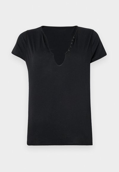 Svart kortärmad t-shirt med djup V-ringning och fem dekorativa knappar längs halslinningen. Slät tyg med en avslappnad passform.
