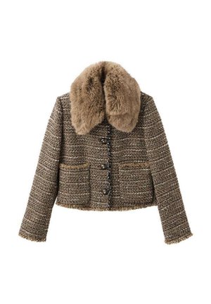 Chaqueta de tweed marrón con cuello de piel sintética. Presenta un diseño corto, dos bolsillos frontales y cinco botones oscuros. Tejido texturizado con patrones sutiles.