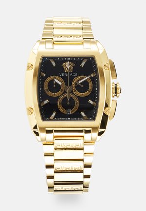 Relógio Versace em tom de ouro com mostrador retangular, fundo preto, três submostradores e uma pulseira ligada com padrões de chave grega.
