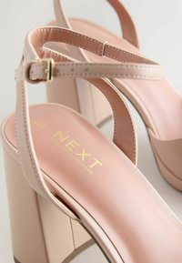 Sandales à talons hauts beige avec brides à la cheville et boucles dorées, dotées de semelles intérieures rembourrées de la marque "NEXT Forever Comfort".