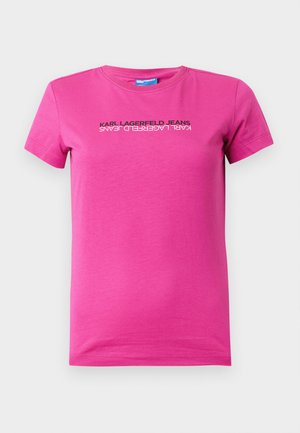 T-shirt in cotone rosa con scollatura rotonda, maniche corte e un design del logo stampato in nero sulla parte frontale, caratterizzato da una disposizione elegante e moderna.