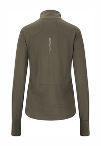 Olivgrünes, langärmliges Sportjackett mit hohem Kragen, glatter Textur und reflektierendem Streifen auf der Rückseite.