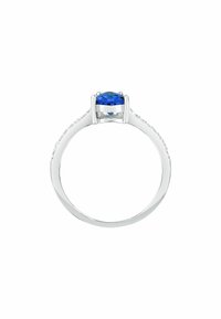 Anello in argento con una pietra blu tonda in un'incastonatura a quattro griffe, con piccole pietre trasparenti lungo la band per ulteriore dettaglio.
