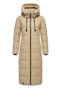 Šviesiai ruda pūkinė striukė su susiaurinta kapuce, ilga siluetu, priekinė užtrauktuku ir dviem priekinėmis kišenėmis. Yra elastingi rankogaliai ir quilted tekstūra.