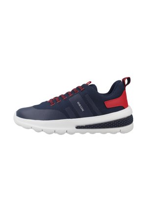 Zapatilla deportiva azul marino y roja con suela blanca, parte superior de malla, cordones rojos, lengüeta en el talón y logotipo "GEOX" en el lado.