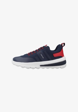 Zapatilla deportiva azul marino y roja con suela blanca, parte superior de malla, cordones rojos, lengüeta en el talón y logotipo "GEOX" en el lado.