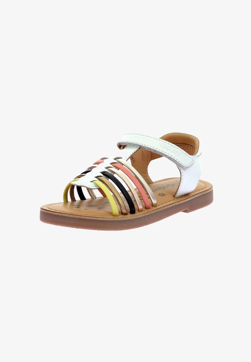 Sandalia blanca con correa ajustable y acentos a rayas multicolores. Con una suela plana y lados abiertos para mayor transpirabilidad.