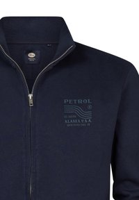 Námořnický zipový svetr vyrobený z bavlněné směsi. Obsahuje vysoký límec, stříbrný zip a přední grafický potisk s textem a designem vlny.