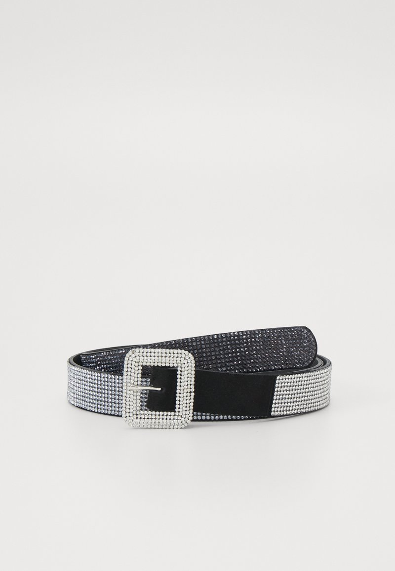 Ceinture noire ornée de strass argentés couvrant la lanière et d'une boucle carrée incrustée de strass, enroulée et présentée sur un fond blanc.
