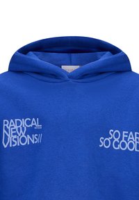 Felpa con cappuccio blu realizzata in tessuto morbido. Presenta testo bianco: "RADICAL NEW VISIONS" e "SO FAR SO GOOD." Design del cappuccio classico.