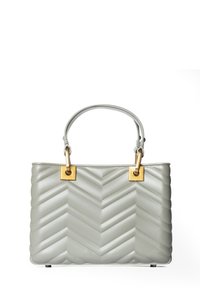 Borsa a tracolla grigia trapuntata con motivo a zig-zag, dotata di accentuazioni in metallo dorato quadrato e doppio manico superiore. Texture liscia, forma strutturata.