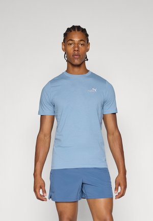 Lyseblå kortærmet t-shirt lavet af blødt stof, med et lille hvidt Puma-logo på venstre bryst. Casual pasform og rund hals.