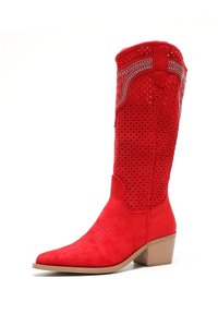 Bota vaquera roja de ante con punta afilada, diseño perforado, costuras decorativas y un tacón bajo apilado. Detallada con pequeños strass.