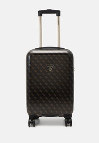 Valigia rigida nera con logo dorato e dettagli a motivi. Manico telescopico, quattro ruote per la mobilità, design elegante.