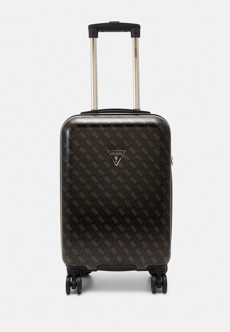 Valigia rigida nera con logo dorato e dettagli a motivi. Manico telescopico, quattro ruote per la mobilità, design elegante.
