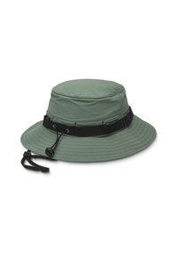 Chapeau seau vert en matériau léger avec un large rebord, une sangle noire réglable et un cordon de serrage pour un ajustement sécurisé.