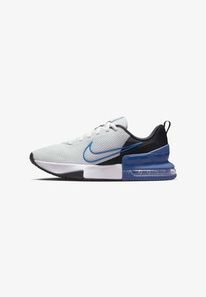 Baskets Nike blanches et noires avec des accents bleus, tige en mesh, semelle avec coussin d’air visible et logo Nike Swoosh bleu sur le côté.
