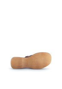 Scarpa piatta con tomaia in pelle marrone e suola in gomma talcata. Presenta un sottopiede liscio e nessun motivo o accessorio visibile.