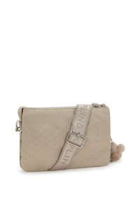 Beige rechteckige Umhängetasche mit geometrischem Muster, Metallverschluss am verstellbaren Riemen, Reißverschlussverschluss und angehängtem, flauschigem Pom-Pom-Charme.