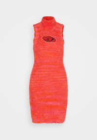 Robe en maille avec un col montant, sans manches, présentant un dégradé vibrant de couleurs rose et orange, avec une découpe ovale et un détail logo.