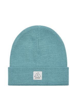 Lichtblauwe gebreide beanie met een omgeslagen rand, voorzien van een witte rechthoekige patch met het label "protest" en een minimalistisch berglogo.