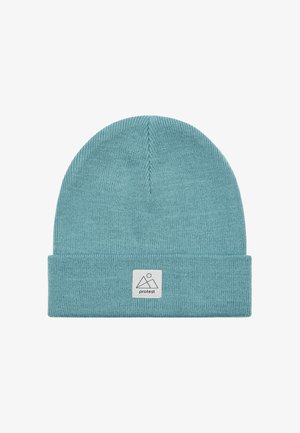 Lys blå strikket beanie med en foldet kant, der har et hvidt rektangulært patch med teksten "protest" og et minimalistisk bjerglogo.