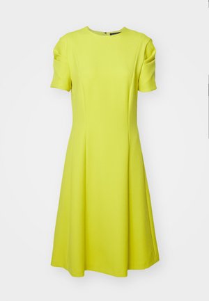 Robe à manches courtes, longueur genoux en tissu jaune vif, avec un col rond et de subtils détails plissés sur les épaules.