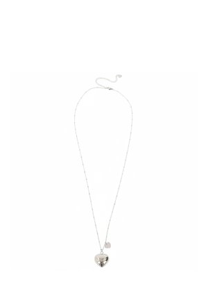 Collana a catena d'argento con un ciondolo a forma di cuore lucido e un piccolo tag circolare vicino alla chiusura su sfondo bianco.