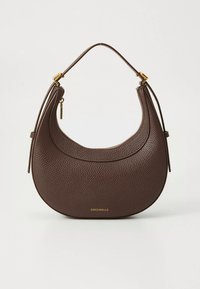 Sac à main en cuir marron avec une forme incurvée, doté d'une poignée supérieure et de ferrures dorées. Il présente une finition texturée et une fermeture éclair.