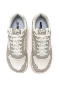 Un paio di sneakers MTNG bianche e grigie chiare con lacci bianchi, linguetta con logo e area della punta perforata, viste dall'alto su sfondo bianco.