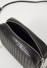 Calvin Klein MINI LINE CAMERA BAG - Axelremsväska - black