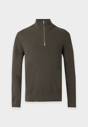 Maglione a coste verde oliva a maniche lunghe con collo alto e una corta cerniera argentata al centro davanti.