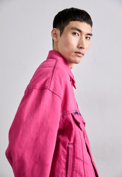 Études LOOSE JACKET - Denimová bunda - fuchsia