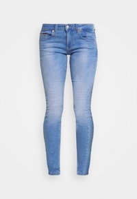 Vaqueros ajustados azul claro desgastado, material de denim, cintura de altura media, diseño de cinco bolsillos, cierre de botón y cremallera, detalles de costuras en contraste.