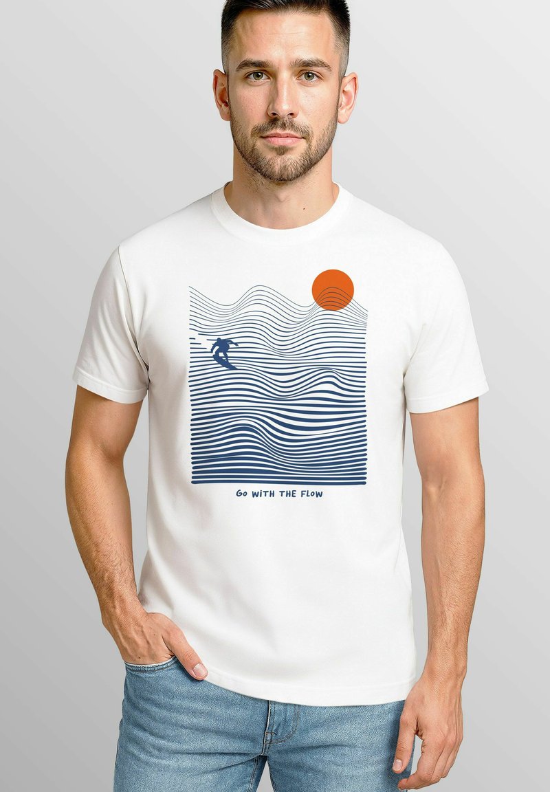 Weißes T-Shirt mit einem Grafikdesign von Ozeanwellen, einem Surfer und einer Sonne. Darunter steht der Text "Go with the Flow". Das Design verwendet Blau- und Orangetöne.