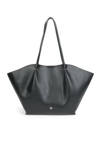 Bolso tote de cuero negro con un acabado texturizado, forma ancha y dos asas largas; cuenta con un pequeño logotipo en la base.
