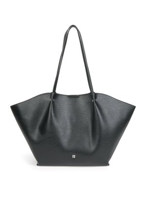 Sac fourre-tout en cuir noir avec une finition texturée, de forme large et deux longues poignées ; présente un petit logo à la base.