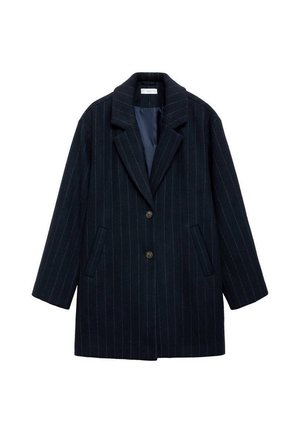 Cappotto lungo blu navy a righe sottili con revers a incavo, chiusura frontale a due bottoni, tasche laterali e fodera interna liscia.