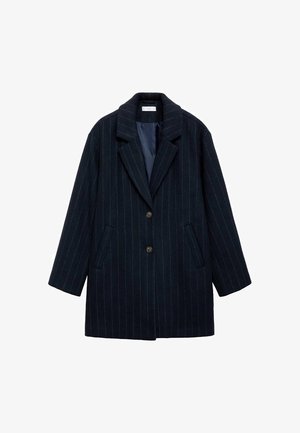 Cappotto lungo blu navy a righe sottili con revers a incavo, chiusura frontale a due bottoni, tasche laterali e fodera interna liscia.