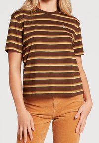 T-shirt à rayures brunes avec des manches courtes, présentant des rayures jaune clair, orange et verte, un col rond, et un petit logo sur la poitrine.