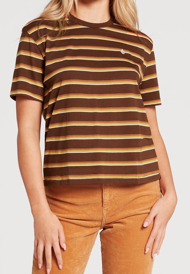 T-shirt à rayures brunes avec des manches courtes, présentant des rayures jaune clair, orange et verte, un col rond, et un petit logo sur la poitrine.